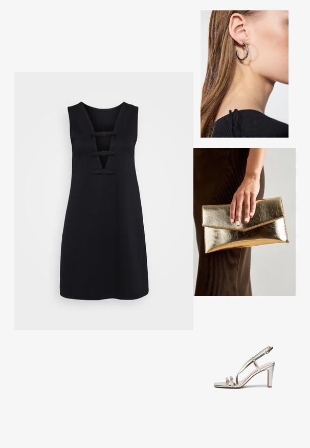 Črna obleka iz gladkega materiala, z V-izrezom, okrašena z tremi dekorativnimi pentljami in brezrokavnim dizajnom. Srednja dolžina do kolen.; Metalne srebrne sandale na visoki peto z odprtim prstom, ki imajo tri tanke naramnice čez nogo in naramnico okoli gležnja z zaponko.; Zlatna metalna torbica s glatko teksturo, ki ima trikotno zapiranje. Roka, ki jo drži, ima lepo urejene nohte.; Srebrna obročasta uhana s polirano površino, ki vključuje majhne zlate poudarke in okroglo obliko, nošena na ušesnem lobu.