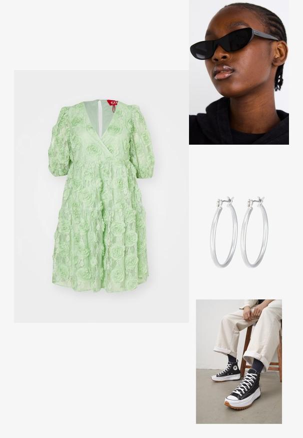 Gaiši zaļa kleita ar ziedu mežģīņu rakstu, pūkainām piedurknēm, V-veida kakla izgriezumu un rāvējslēdzēju aizmugurē. Raksturīga slāņota, brīva piegriezuma forma.; Augstie melnie sporta apavi ar baltām auklām un gumiju purngalā. Bieza balta zole ar strukturētu brūnu ārējo zoli, valkāti ar zilām svītrainām zeķēm.; Melnas kaķa acs saulesbrilles ar matētu apdari, kas izceļas ar elegantu dizainu un maigi izliektiem stūriem, fona attēlā ir modelis ar tumšām drēbēm.; Sudraba riņķveida auss gredzeni ar gludu, pulētu apdari. Apaļa forma un drošs klikšķa augšējais slēgums. Viegls dizains, kas piemērots ikdienas valkāšanai.