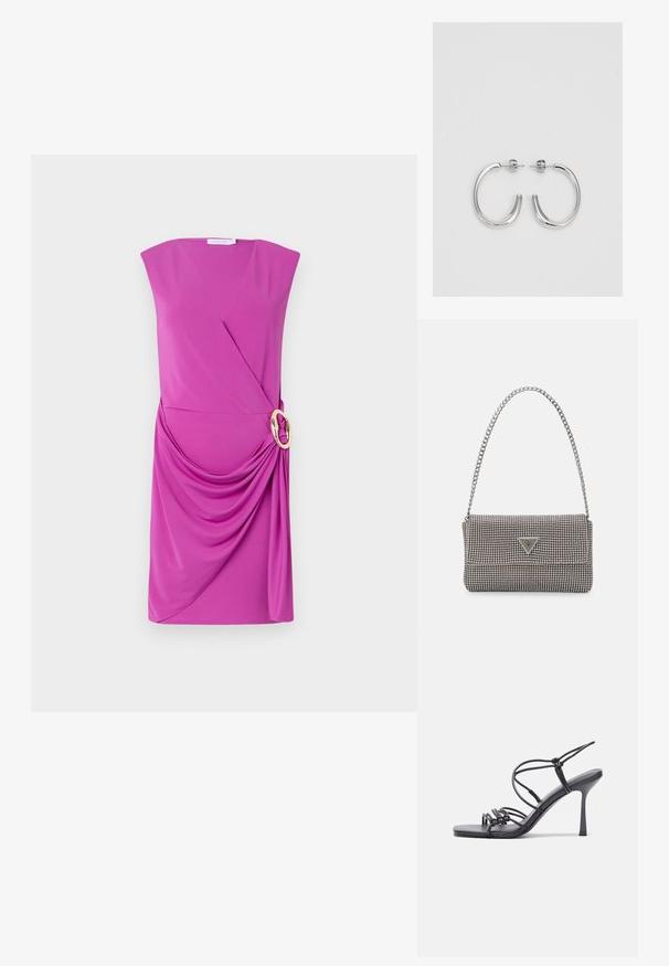 Fuchsiinė suknelė su V formos iškirpte, trumpomis rankovėmis ir drapiruota priekiu. Apjuosiama auksinės spalvos žiedu juosmens srityje, pagaminta iš lygios medžiagos.; Juodos aukštakulnės sandalai pasižymi plonyčiais dirželiais su mazgo dizainu, lygiu kvadratiniu pirštu ir elegantišku stiletto kulnu.; Šviesiai pilka metalinė rankinė su grandinėlės dirželiu, papuošta mažais apvaliais metaliniais smeigėmis ir trikampiu prekės ženklu.; Sidabrinės auskarai žiedai su lygiu, blizgiu paviršiumi. Suapvalinta forma, lengvas dizainas, su uždarymu ant smeigtuko.