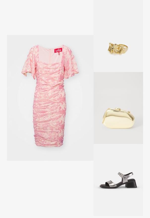 Ružová šatka s naťahovacími detailmi a krátkymi rukávmi, zdobená flitrovými vzormi vo forme víru, s štvorcovým výstrihom a zadným zipsom.; Strieborné kožené sandále s otvorenou špičkou, obsahujúce široký predný remienok, remienok okolo členka so sponou a stredne vysoký blokový opatok.; Kovová zlatá kabelka s hladkým, zaobleným tvarom, ktorá má horné zapínanie na gombík a malý reťazový popruh na nosenie.; Zlatý prsteň s textúrovaným, vlnitým dizajnom, ktorý má tri výrazné vrcholy. Hladký, lesklý povrch a otvorený pásik pre nastaviteľné prispôsobenie.