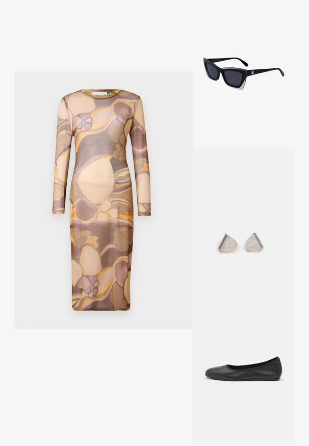 Langærmet, tætsiddende kjole lavet af transparent, let stof med et abstrakt mønster i beige, brune og gyldne nuancer.; Sort læderballetsko med rund tå, glat tekstur, minimal syning og et fleksibelt såldesign.; Store sorte oversized solbriller med geometrisk form, med mørke linser og en kontrasterende grå detalje på stellet. Logo på armen.; Sølv metal øreringe med en glat, tåreformet form og en poleret overflade. Diskrete graveringer tilføjer detaljer. Minimalistisk design.