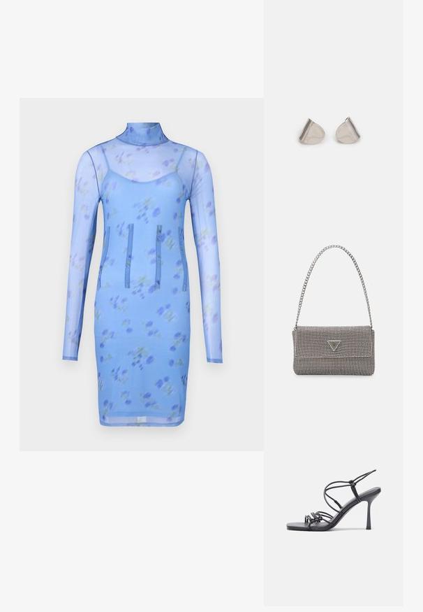 Blauwe bloemen mesh jurk met lange mouwen, een hoge halslijn en drie verticale naden voor ontwerpdetails. Heeft een getailleerde silhouet.; Zwarte hoge hakken sandaaltjes hebben dunne banden met een geknoopt ontwerp, een gladde vierkante neus en een elegante stiletto-hak.; Lichtgrijze metallic handtas met een kettingriem, versierd met kleine ronde metallic studs en een driehoekig merkimago.; Zilveren metalen oorbellen met een gladde, druppelvorm en een gepolijste afwerking. Subtiele gravures voegen detail toe. Minimalistisch ontwerp.