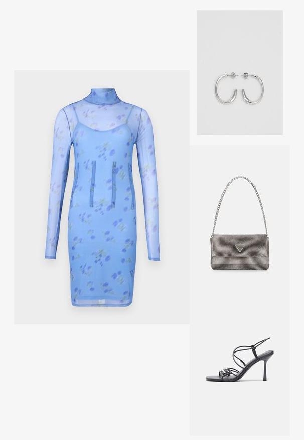 Rochie din plasă florală albastră cu mâneci lungi, guler înalt și trei cusături verticale pentru detalii de design. Dispune de o siluetă ajustată.; Sandale negre cu toc înalt au curele subțiri cu un design legat, un vârf pătrat neted și un toc stiletto elegant.; Geantă metalică gri deschis, cu un strap din lanț, decorată cu mici ținte circulare metalice și un logo de marcă triangular.; Cercei rotunzi din argint cu un finisaj neted și strălucitor. Design ușor, având o formă rotundă și închidere cu tijă.