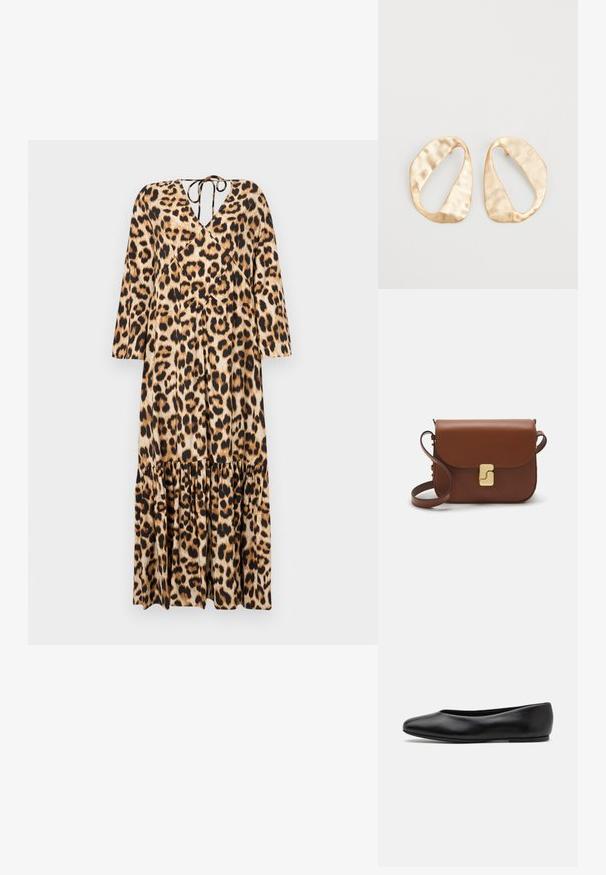 Norsku kuosis mekko, jossa on V-pääntie, pitkät hihat ja kerroksittain rypytetty helma. Valmistettu sileästä kankaasta. Takana on solmimisplääni.; Paul Smith TOPANGA - Ballerinat - black; Ruskea nahkainen käsilaukku, jossa on läppäkiinnitys, kultasävyiset yksityiskohdat, olkahihna ja sileä pinta. Kompaktin suorakaiteen muotoinen.; Pari epämuodostuneita soikeita kultasävyisiä metallikorvakoruja, joissa on teksturoitu, hieman hakattu pinta valkoista taustaa vasten.