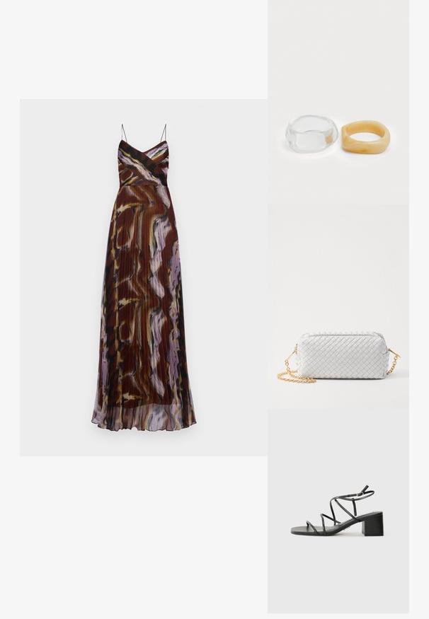Geprinte maxi-jurk met dunne bandjes, met een geplooide design in tinten van bruin, paars en zwart, met een abstract patroon.; Zwarte sandaaltjes met bandjes, vierkante neus en een chunky hak, gemaakt van soepel materiaal. Heeft verstelbare enkelbandjes en minimale hardware.; Elleme TROUSSE CHAIN - Schoudertas - white; Heldere en amber harsringen, de ene glad en transparant, de andere met een gestructureerde, amberkleurige afwerking. Beide hebben afgeronde, chunky ontwerpen.