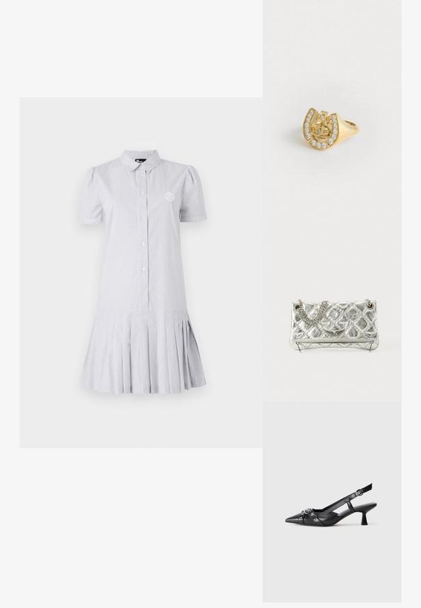 Prúžkované košeľové šaty v svetlomodrej a bielej farbe, s krátkymi pufovanými rukávmi, gombíkovým zapínaním a skladaným lemom. Na hrudi sa nachádza malé vyšívané logo.; Čierne kožené slingback topánky s špicatou špičkou, ozdobnými popruhmi s kovovými očkami a nízkym blokovým podpätkom. Textúrovaný povrch.; Strieborná metalická kabelka s reťazovým držadlom, prešívanou textúrou, dekoratívnym prešívaním a zipsovým uzáverom. Na prednej strane má vyrazené akcenty.; Zlatý prsteň s dizajnom koruny vnútri podkovy, zdobený malými priehľadnými drahokamami, na bielom pozadí.