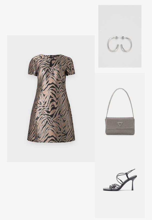 Vestido de mangas curtas em tecido metálico bronze com padrões de listras de tigre pretas e um discreto detalhe de abertura em forma de chave nas costas.; As sandálias de salto alto pretas apresentam tiras finas com um design em nó, uma biqueira quadrada lisa e um elegante salto agulha.; Bolsa metálica cinza claro com uma alça de corrente, adornada com pequenos rebites metálicos circulares e um logótipo triangular da marca.; Brincos de argola prateados com um acabamento suave e brilhante. Forma arredondada, design leve, com fecho de pino.