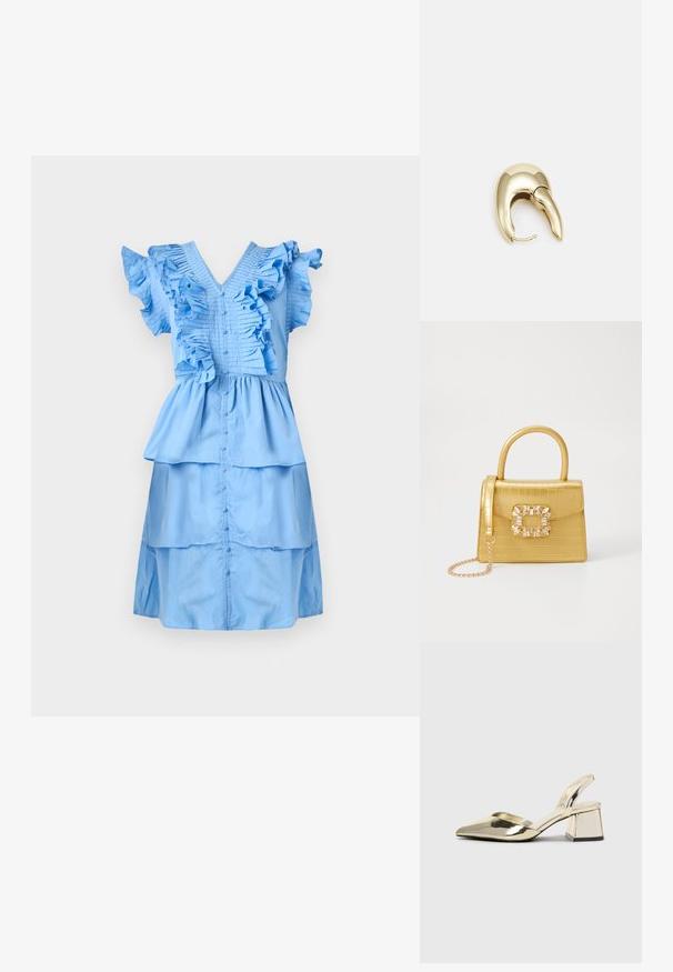 Lys blå kjole med volangermene og et flerlaget design. Overlag av plisserte teksturer langs midjen og kanten. Myk stofffinish.; Gull, metallisk slingback-hæler med spiss tå og chunky hæl. Glatt tekstur, minimalistisk design og en smal stropp.; Gul faux-krokodille veske med en strukturert design, toppen håndtak, avtagbar kjede stropp, og dekorativ krystallbortsettelse på låsen.; Gullfarget metalløredobber med et elegant, buet design. Har en karakteristisk spiss form, polert overflate og hengsel-lukking.
