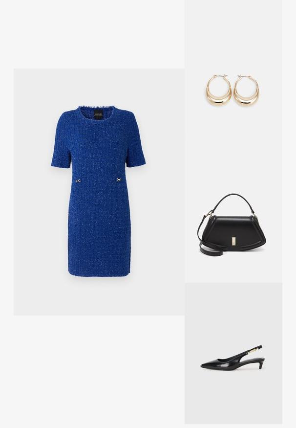 Modré šaty s krátkým rukávem a délkou po kolena vyrobené z texturované látky, s zlatými akcenty v pase a kulatým výstřihem.; Černé kožené boty na podpatku s otevřenou patou a špičatou špičkou, s tenkým podpatkem a zlatým akcentem na nastavitelném pásku. Hladký povrch.; Černá kožená kabelka se strukturovaným designem, jejíž tvar je zkrácený, má horní rukojeť a zlaté kovové detaily. Součástí je i nastavitelný ramenní popruh.; Náušnice ve tvaru kroužku zlaté barvy s půlměsícovým tvarem, lesklým povrchem a závěrečným uzávěrem. Hladká textura a reflexní povrch zvyšují viditelnost.