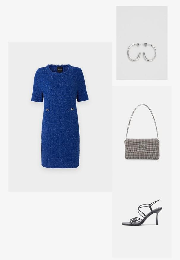 Vestido azul de longitud a la rodilla y mangas cortas, hecho de una tela texturizada, con detalles dorados en la cintura y escote redondo.; Las sandalias negras de tacón alto presentan finas correas con un diseño anudado, una punta cuadrada suave y un elegante tacón de aguja.; Bolso de mano metálico gris claro con una cadena como asa, adornado con pequeños remaches metálicos circulares y un logotipo de marca en forma triangular.; Aros de plata en forma de aro con un acabado liso y brillante. Diseño redondeado y ligero, con cierre de tipo post-back.