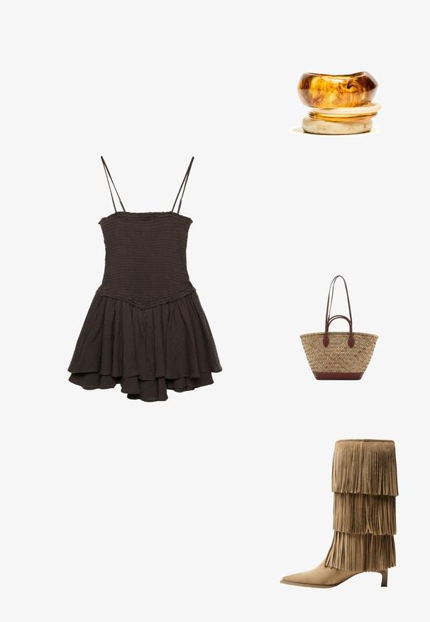 Crna haljina bez rukava s uskim korzetom, naboranom teksturom i raširenom, slojevitom suknjom koja ima volanasti rub.; Kratka čizma od tan sueda s tri sloja rese. Oštri vrh i niska blok peta. Glatka tekstura kroz cijelu čizmu.; Tkana torba od trske s pletenom teksturom, tamnosmeđi kožni drška i dno, široki kružni oblik i otvoreni gornji dizajn.; Stog od dva prstena; gornji je jantarni s uzorcima, a donji je svijetlo bež; oba su glatka i sjajna od smole.