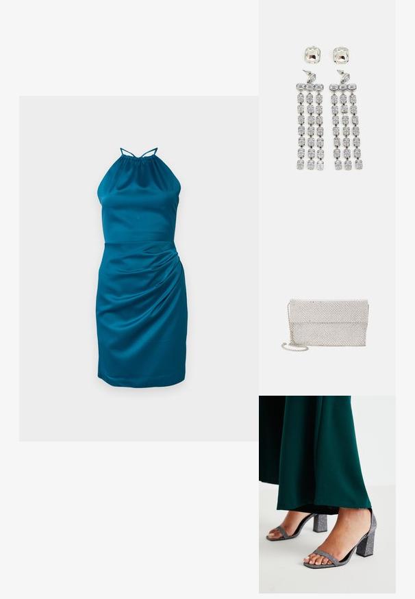 Mėlynas halter stiliaus suknelė iš lygaus audinio su prasiskynusia šonine detale ir susiraukšlėtu kaklo apipavidalinimu, prigludusia silueto forma ir kelių ilgio kirpimu.; Sidabriniai blizgūs blokiniai kulniukai su dviem plonomis dirželių ir kvadratuoto piršto dizainu. Pora tamsiai žalia ilgai suknelė.; Sidabrinė tinklelio rankinė su tekstūruotu, austu dizainu, turinti užlenkiamą atvartą ir nuimamą grandinėlę nešimui.; Kristaliniai auskarai su sidabro atspalvio detalėmis, su kvadratiniu auskaru ir kaskadinėmis stačiakampių bei aštuonkampių kristalų eilėmis.