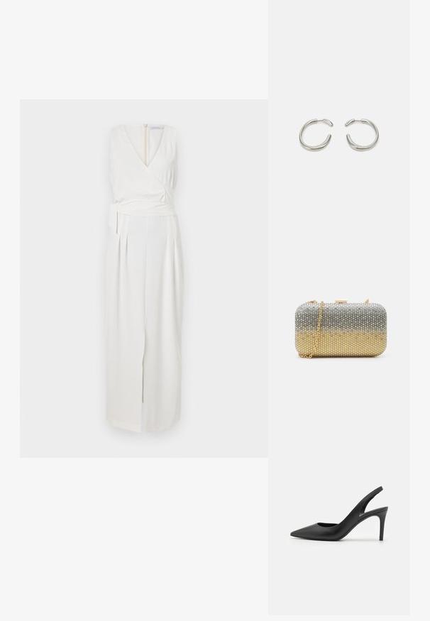 Biała sukienka bez rękawów o kroju kopertowym, z dekoltem w serek, bocznym wiązaniem i rozcięciem na przodzie. Wykonana z gładkiego materiału z fałdami.; Czarne skórzane sandały na obcasie z noskiem w szpic, z wycięciem z przodu i cienkim obcasem typu stiletto.; Mascara - Kopertówka; Srebrne kolczyki w kształcie kół z gładkim, zaokrąglonym wzornictwem i błyszczące, polerowane wykończenie. Charakteryzują się minimalistycznym kształtem z delikatnym otwarciem.