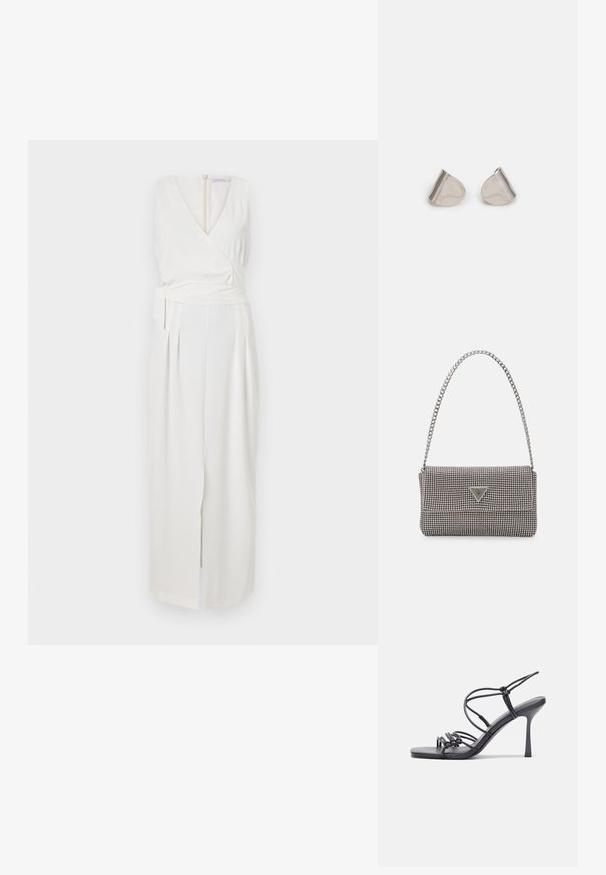 Bela brezrokavna obleka z ovijajočim dizajnom, ki vsebuje V-izrez, podrobnost z vezanjem ob strani in sprednji razporek. Narejena je iz gladkega materiala s plisirami.; Črne visoke sandale na peto imajo tanke naramnice z vozlom, gladek kvadratni toe in eleganten stiletto peto.; Svetlo siva kovinska torbica z verižnim ročajem, okrašena z majhnimi okroglimi kovinskimi bleščicami in trikotnim logotipom blagovne znamke.; Srebrne uhane z gladko, kapljično obliko in poliranim finishem. Nežna graviranja dodajajo detajle. Minimalističen dizajn.