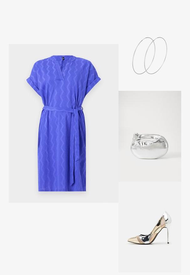 Kratka obleka s kratkimi rokavi do kolen v svetlo vijolični barvi, ki ima zigzag vzorce, V-izrez in usklajen pas pri pasu. Teksturno blago.; Čevlji z visoko peto in konico, v barvni kombinaciji srebrne, zlate in nude. Sijajna obdelava z izrezljanim dizajnom, z igličasto peto.; Srebrna kovinska torbica z mehko, zaobljeno obliko in zavezano zgornjo zaporo. Narejena iz gladkega umetnega usnja.; Srebrne uhane v obliki obroča z minimalističnim dizajnom. Krožna oblika, gladka tekstura in tanek profil. Lahki s poliranim zaključkom.