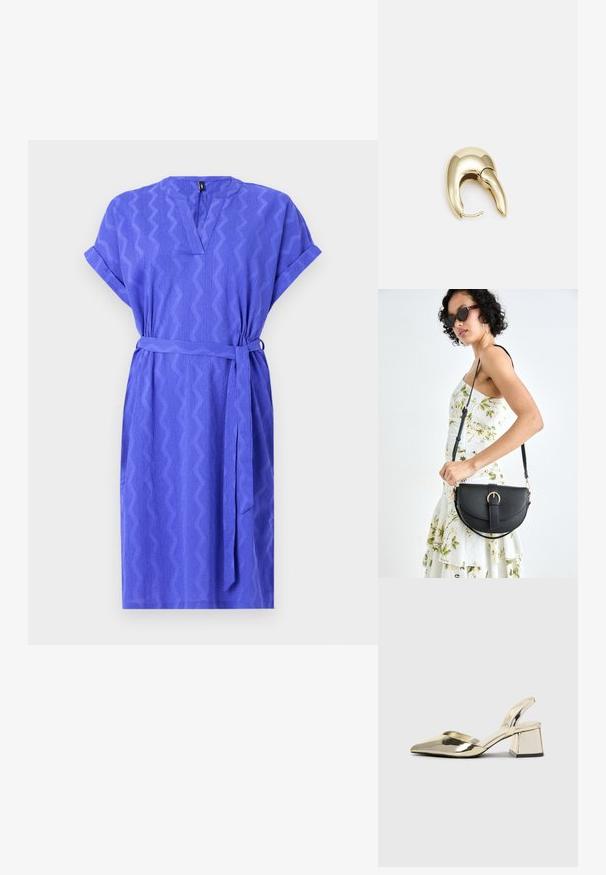 Kortermet, knelengde kjole i lys lilla, med sikksakkmønster, v-hals og matchende belte i midjen. Teksturert stoff.; Gull, metallisk slingback-hæler med spiss tå og chunky hæl. Glatt tekstur, minimalistisk design og en smal stropp.; Svart lærveske med en buet form, avtagbar stropp og gullbeslag. Vesken har et klaff med spenne-detall.; Gullfarget metalløredobber med et elegant, buet design. Har en karakteristisk spiss form, polert overflate og hengsel-lukking.