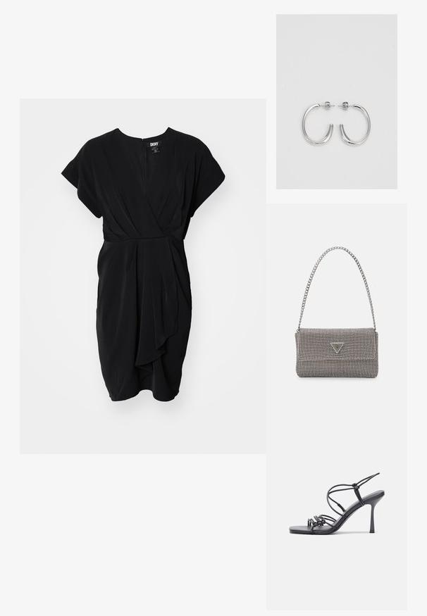 Juoda suknelė su trumpomis dolman rankovėmis, V formos iškirpte ir juosmens apvyniojimo dizainu. Pagaminta iš lygaus audinio, su įstrižais drapiruotais kraštais.; Juodos aukštakulnės sandalai pasižymi plonyčiais dirželiais su mazgo dizainu, lygiu kvadratiniu pirštu ir elegantišku stiletto kulnu.; Šviesiai pilka metalinė rankinė su grandinėlės dirželiu, papuošta mažais apvaliais metaliniais smeigėmis ir trikampiu prekės ženklu.; Sidabrinės auskarai žiedai su lygiu, blizgiu paviršiumi. Suapvalinta forma, lengvas dizainas, su uždarymu ant smeigtuko.