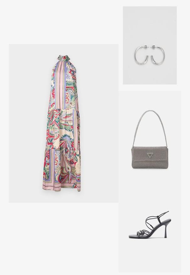 Maxikleid mit Halterneck, gemusterter Stoff mit floralen und paisleymustern in Rot, Grün, Pink und Blau, mit einem fließenden Schnitt.; Schwarze, hochhackige Sandalen mit dünnen Riemen und einem geknoteten Design, einer glatten, rechteckigen Zehenpartie und einem eleganten Stiletto-Absatz.; Hellegraue metallische Handtasche mit einer Kettenriemen, verziert mit kleinen kreisförmigen metallic Nieten und einem dreieckigen Markenlogo.; Silberne Creolen mit einer glatten, glänzenden Oberfläche. Abgerundete Form, leichtes Design, mit einer Steckverschluss.