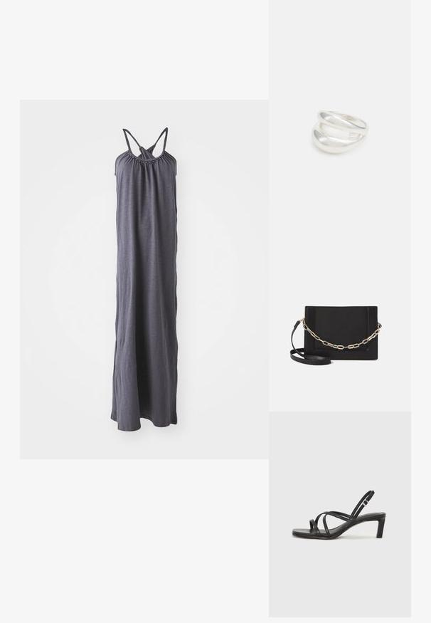 Maxime dressi tummanharmaasta kankaasta, jossa on kerätty kaulus ja säädettävät olkaimet. Sivureiät liikkumisen helpottamiseksi. Pitkä, laskostettu muotoilu.; Mustat hihnalligat, joissa on neliön muotoinen kärki ja matala lohkokorko. Ominaisuuksiin kuuluu useita ohuita hihnoja ja säädettävä nilkkahihna. Valmistettu sileästä nahasta.; Musta nahkainen olkalaukku, jossa on sileä pinta, suorakulmainen muoto ja metalliketju yksityiskohtana edessä. Mukana säädettävä hihna.; Hopeinen kaksinkertainen rengas, jossa on sileä, kiillotettu pinta. Siinä on sulava, kaareva muotoilu, jossa on päällekkäisiä osia modernin ilmeen saavuttamiseksi.