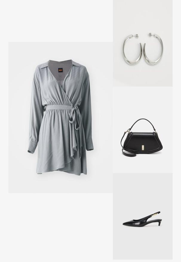 Sivý zavinovací šaty z mäkkého materiálu, s dlhými rukávmi, sťahovacím pásom a splývavým asymetrickým lemom. Obsahuje golier a viazací opasok.; Čierne kožené slingback opätky s špicatou špičkou, s úzkym opätkom a zlatým detailom na nastaviteľnom remienku. Hladká textúra.; Čierna kožená kabelka so štruktúrovaným dizajnom, s krátkym tvarom, hornou rúčkou a zlatými prvkami. Súčasťou je nastaviteľný ramenný popruh.; Strieborné kruhové náušnice s hladkým, zakriveným dizajnom. Majú lesklý kovový povrch a zapínanie na kolík. Žiadne viditeľné vzory ani akcenty.