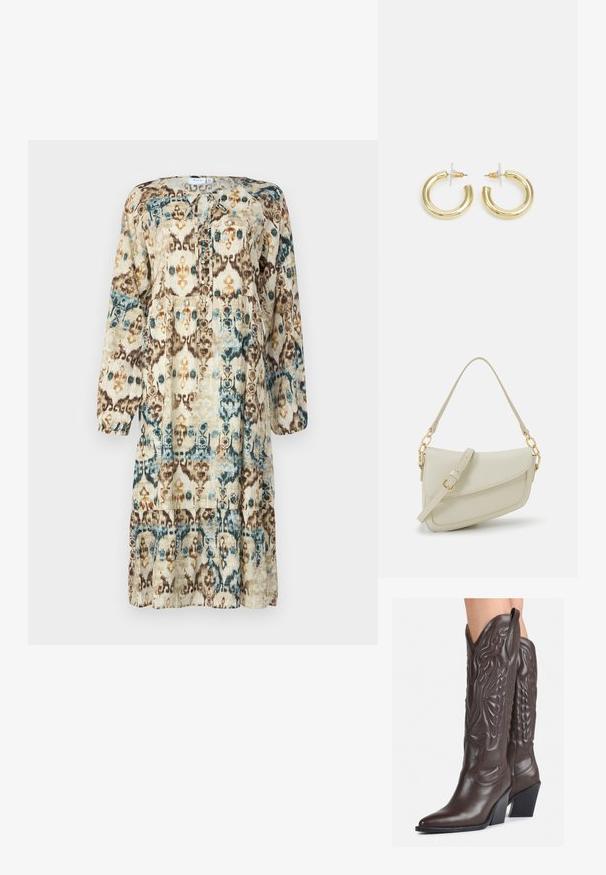 Vestido de manga longa impresso em tons naturais, apresentando um padrão abstracto de azul, castanho e laranja. Decote redondo com detalhe de laço.; Botas de cowboy em couro castanho com bico pontudo e salto quadrado, apresentando costuras detalhadas e realces elevados no cano.; Pequena bolsa de creme com um acabamento texturizado, uma alça longa ajustável, um detalhe em corrente e um fecho de aba. Detalhes em hardware dourado.; Brincos em argola dourados com um acabamento liso e brilhante. Design circular com um pequeno pino e suporte transparente para um uso seguro.