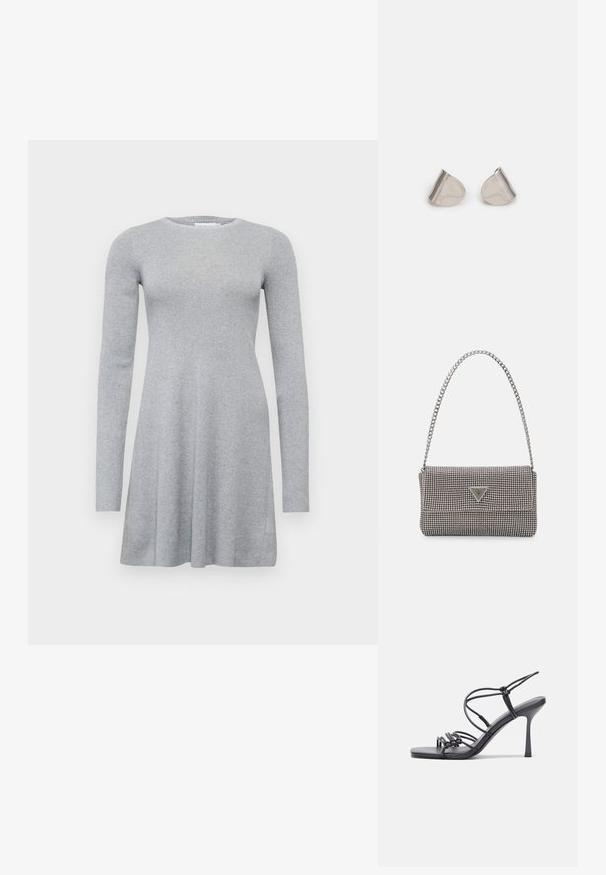 Šedé dlouhé šaty s ríbnatou texturou, kulatým výstřihem a splývavým A-liniovým střihem. Jednoduchý design, žádné viditelné vzory nebo akcenty.; Černé high-heeled sandály mají tenké pásky s uzlovým designem, hladký čtvercový špičku a elegantní jehlový podpatek.; Světle šedá kovová kabelka s řetízkem, zdobená malými kulatými kovovými cvočky a trojúhelníkovým logem značky.; Stříbrné kovové náušnice s hladkým tvarem slzy a lesklým povrchem. Jemné rytiny přidávají detail. Minimalistický design.