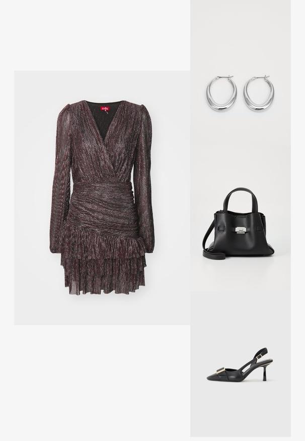 Dlouhý rukáv zavinovací šatů v tmavé burgundské barvě s metalickými vlákny, řaseným pasem a volánkovým lemem. Má hluboký výstřih do V a texturovanou látku.; Černá kožená slingback obuv s špičatou špičkou, štíhlým podpatkem a akcenty zlaté barvy na vředu. Hladká textura a strukturovaný design.; Černá kožená kabelka s texturovaným povrchem, vybavená dvěma horními uchy, odnímatelným ramenním popruhem a stříbrným detailem s uzávěrem.; Pár leštěných stříbrných půlměsíčních náušnic s kloubovými sponami na bílém pozadí.