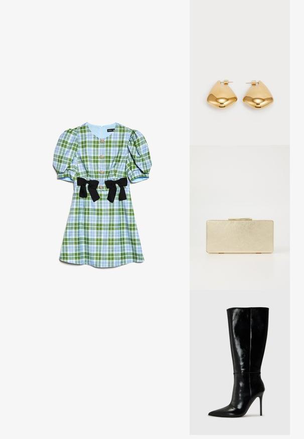 Žaliai mėlyna languota suknelė su pūstomis rankovėmis, dekoratyviais perlų tipo mygtukais ir dviem juodais kaspinais liemenyje.; Juodos odinės iki kelių ilgio botai su smailiu nosiu ir aukštu stiletto kabliu. Lygi tekstūra ir stilingas dizainas, turintis minimalų detalizuotumą.; Auksinė delninė su lygiu metaliniu paviršiumi, stačiakampio formos ir paprastu užsegimu. Nėra matomų raštų ar dekoracijų.; Auksinės metalinės auskarai su lygia, suapvalinta trikampio forma ir užsegimu; blizgus paviršius su minimaliais dekoratyviniais elementais.