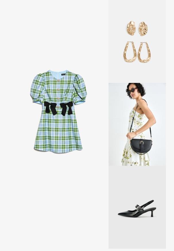 Vestido xadrez verde e azul com mangas bufantes, botões decorativos semelhantes a pérolas e dois laços pretos na cintura.; Saltos slingback em verniz preto com bico pontiagudo e um pequeno salto bloco, apresentando um detalhe de fivela prateada na tira.; Bolsa de couro preta com forma curva, alça destacável e detalhes em dourado. A bolsa possui uma aba com detalhe de fivela.; Brincos em tom de ouro com formas onduladas e texturizadas. Inclui studs escultóricos com presilha e um design de argola aberta com um acabamento martelado.