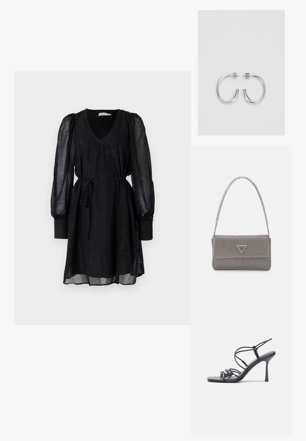 Fekete ruha V-kivágással, hosszú áttetsző puff ujjakkal, texturált mintával és derékban megkötős övvel. Rövid fazon és lebegő design.; Fekete magas sarkú szandálok vékony pántokkal, csomózott mintával, sima négyzetes orral és karcsú stiletto sarkal rendelkeznek.; Világosszürke fémes kézitáska lánc pánttal, kis kör alakú fém kifinomult díszítéssel és háromszög alakú márkagéppel.; Ezüst karika fülbevalók sima, fényes felülettel. Lekerekített forma, könnyű kialakítással, tűs zárómechanizmussal.