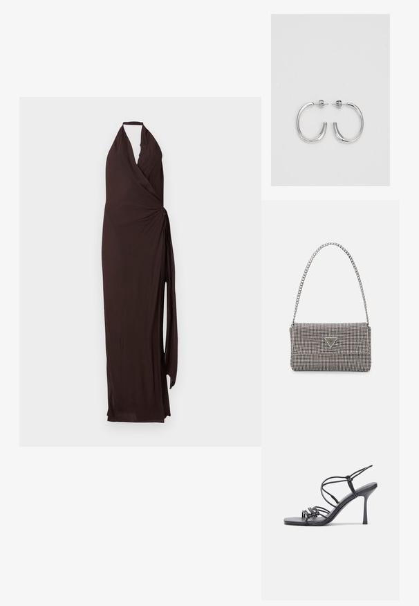 Ruda halterio suknelė, pagaminta iš lengvos medžiagos, su apvyniota dizainu, šoniniu raiščiu ir ilgu, plazdančiu siluetu.; Juodos aukštakulnės sandalai pasižymi plonyčiais dirželiais su mazgo dizainu, lygiu kvadratiniu pirštu ir elegantišku stiletto kulnu.; Šviesiai pilka metalinė rankinė su grandinėlės dirželiu, papuošta mažais apvaliais metaliniais smeigėmis ir trikampiu prekės ženklu.; Sidabrinės auskarai žiedai su lygiu, blizgiu paviršiumi. Suapvalinta forma, lengvas dizainas, su uždarymu ant smeigtuko.