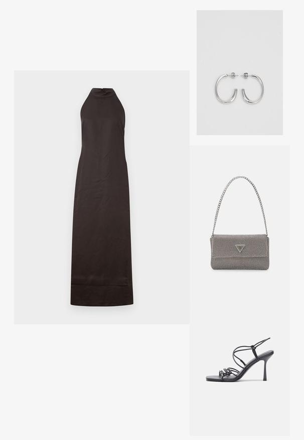 Fekete, pánt nélküli ruha egyenes szabással, sima anyagból készült, diszkrét fénylő felülettel és boka hosszúságú kialakítással.; Fekete magas sarkú szandálok vékony pántokkal, csomózott mintával, sima négyzetes orral és karcsú stiletto sarkal rendelkeznek.; Világosszürke fémes kézitáska lánc pánttal, kis kör alakú fém kifinomult díszítéssel és háromszög alakú márkagéppel.; Ezüst karika fülbevalók sima, fényes felülettel. Lekerekített forma, könnyű kialakítással, tűs zárómechanizmussal.