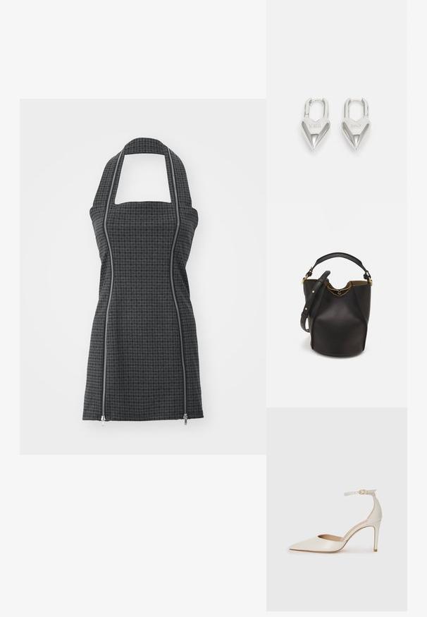 Fekete és szürke mintázatú kötény, pántos nyakkal, négyzet alakú dekoltázzsal, elöl cipzáras részletekkel és testhezálló fazonnal. Texturált szövetből készült.; Fehér bőr, magassarkú cipő hegyes orral, bokapánttal és vékony tűs sarkal. Simaszövet, finom fényes felülettel.; Fekete bőr vödör táska texturált felülettel, arany hardware részletekkel és nyitott tetejével. Rövid fogantyúval és állítható vállpánttal rendelkezik.; Ezüst szív alakú lakatok, amelyeken vésett "IGEN" és "NEM" feliratok találhatók, polírozott felület, szimmetrikus kialakítás és robusztus fémcsat.