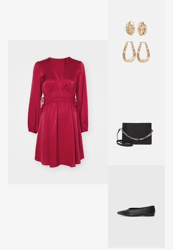 Robe en satin rouge avec un décolleté en V profond, des manches longues et une taille élastique. Présente des détails à cordon et une coupe décontractée qui descend jusqu'à mi-cuisse.; Ballerines noires en cuir, à bout pointu, design minimaliste, texture lisse, talon bas, sans matériel ni embellissements visibles.; Sac bandoulière en cuir noir avec une texture lisse, de forme rectangulaire et un détail en chaîne métallique à l'avant. Sangle réglable incluse.; Boucles d'oreilles dorées présentant des formes texturées et ondulées. Comprend des clips sculpturaux et un design de créoles ouvertes avec une finition martelée.