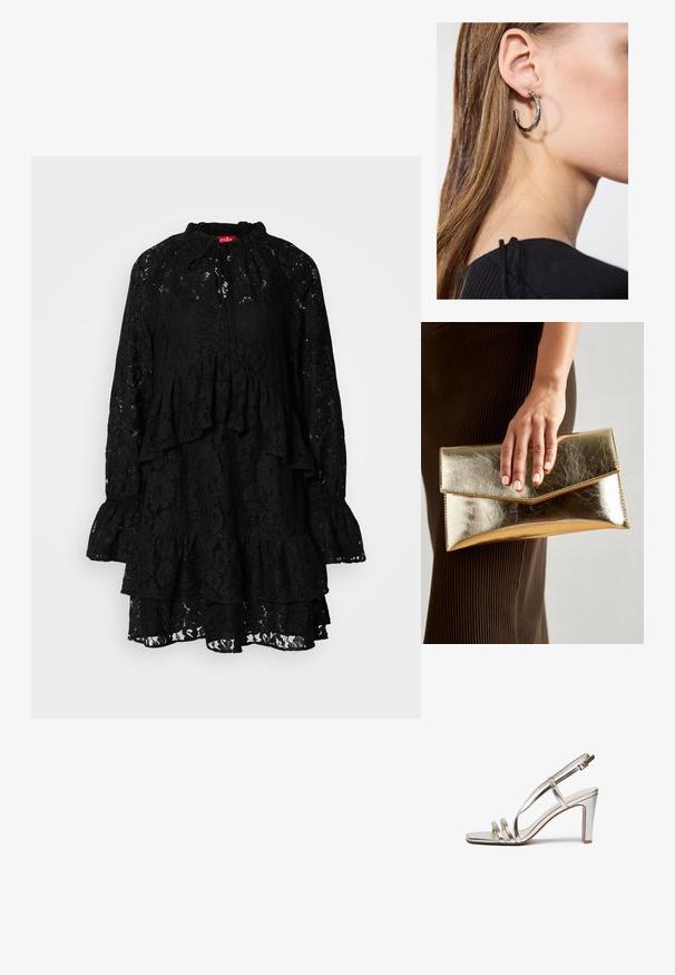 Fekete csipkebársonydressz, hosszú ujjakkal, fodros rétegekkel, magas nyakkivágással, amelyhez kötelek tartoznak, valamint az egész anyagon megjelenő texturált virágmintával.; Fémes ezüst színű magassarkú szandál nyitott orral, három vékony pánttal a lábfejen és egy csatfüles bokapánttal.; Arany fémes clutch táska sima textúrával, háromszög alakú csattal. A kéz, amely tartja, szépen manikűrözött körmökkel rendelkezik.; Ez egy ezüst fülbevaló, sima felülettel, amelyen apró arany díszítőelemek találhatók. Kerek formájú és a fülcimpán viselik.