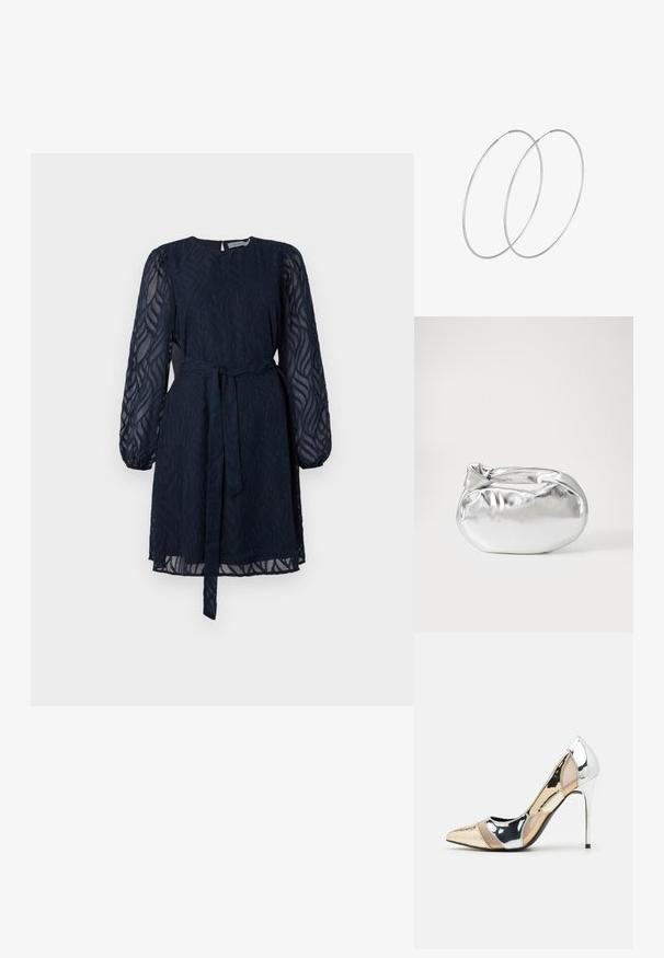 Námořnické modré šaty s průsvitnými dlouhými rukávy, texturovaným květinovým vzorem, kulatým výstřihem a pasem podtrženým páskem. Dokončeno zapínáním na klíčovou díru na zadní straně.; Lodička s špičatou špičkou a kombinací stříbrné, zlaté a tělové barvy. Lesklý povrch s vykrojeným designem, s jehlovým podpatkem.; Stříbrná kovová taška s měkkým, zaobleným tvarem a uzávěrem s uzlem. Vyrobena z hladké umělé kůže.; Stříbrné kruhové náušnice s minimalistickým designem. Kruh, hladký povrch a tenký profil. Lehká konstrukce s lesklým povrchem.