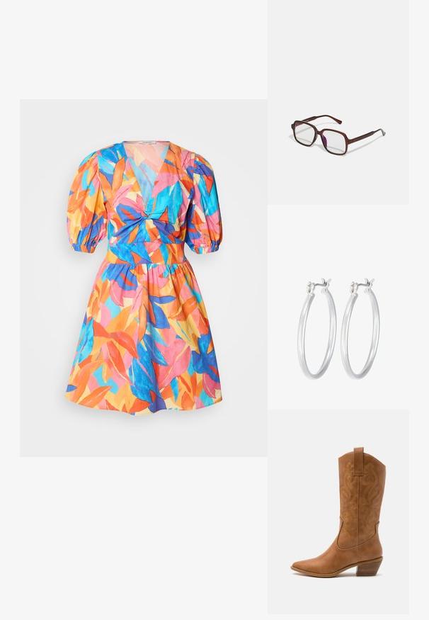 Krāsains īss kleita ar dziļu V veida izgriezumu, pūkainām piedurknēm un pieguļošu jostasvietu. Iezīmē tropisku lapu rakstu rozā, oranžā, zilā un zaļā krāsā.; Brūni ādas kovboju zābaks ar norādītu purngalu, izšūtām viļņveida apakšējo detaļu un sakrautajiem blokiem. Iezīmēts ar velkšanas cilpu ērtai uzvilkšanai.; Brūnas, taisnstūra formas brillēs ar caurspīdīgām lēcām un purpura nokrāsām. Gluda plastmasas apdare ar taisnām tempļiem un smalkiem akcentiem.; Sudraba riņķveida auss gredzeni ar gludu, pulētu apdari. Apaļa forma un drošs klikšķa augšējais slēgums. Viegls dizains, kas piemērots ikdienas valkāšanai.