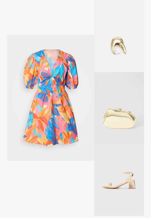 Barevné krátké šaty s hlubokým výstřihem do V, nabíranými rukávy a přiléhavým pasem. Vyznačují se tropickým vzorem listů v odstínech růžové, oranžové, modré a zelené.; Zlaté metalické sandály na podpatku s ostrým blokovým podpatkem, dvěma pásky přes nohu a nastavitelným páskem kolem kotníku. Hladká textura.; Metalická zlatá kabelka s hladkým, zaobleným tvarem, opatřená horním zapínáním na knoflík a malým řetízkovým popruhem pro nošení.; Náušnice ve zlatém tónu z kovu s elegantním zakřiveným designem. Vyznačují se jedinečným špičatým tvarem, lesklým povrchem a závěsem na kloub.