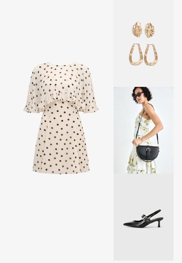 Krémové šaty s černými puntíky, které mají volánkový přesah v oblasti hrudníku a krátké, splývavé rukávy s volánkovými detaily.; Černé lakované boty na podpatku typu slingback s špičatou špičkou a malým blokovým podpatkem, které mají na pásku stříbrný přezkový akcent.; Černá kožená kabelka s křivkovým tvarem, odnímatelným popruhem a zlatými detaily. Kabelka má klopu s přezkou.; Náušnice ve zlatém tónu s texturovanými, vlnitými tvary. Obsahují sochařské klipy a design otevřeného kruhu s kladivkovým povrchem.