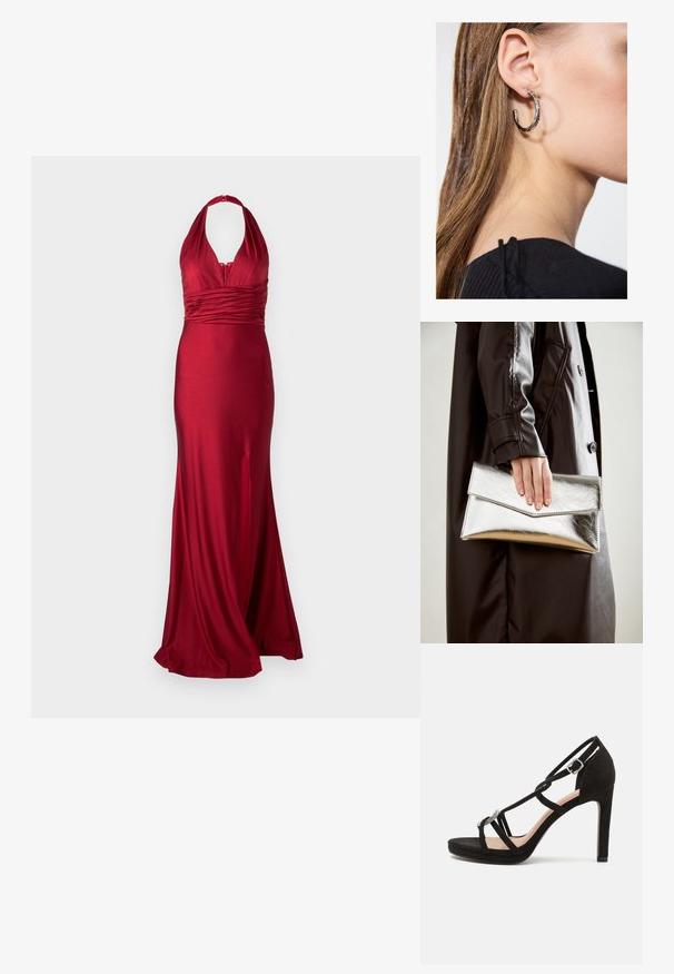 Röd aftonklänning i satinmaterial, med halterneck, rynkad midja och en sidoslits för extra rörelse. Slätt, figurnära snitt.; Svart mocka högklackad sandal med korsade remmar, en dekorativ silverfärgad accent och en plattformssula för extra höjd.; Silverfärgad metallisk kuvertväska med en vinkelrät design, slät textur och kontrasterande innervärd, hålls i en hand som bär en svart kappa.; Silverörhänge med polerad yta, med små detaljer i guld och rund form, bärs på loben.