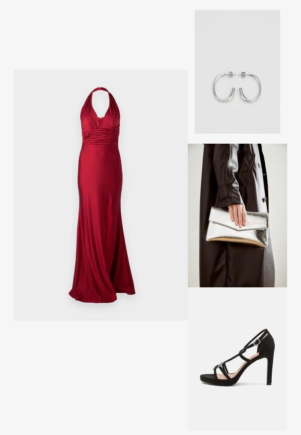 Czerwona wieczorowa suknia z satynowego materiału, z dekoltem na plecach, marszczoną talią oraz rozcięciem z boku dla większej swobody ruchu. Gładka, dopasowana sylwetka.; Czarne zamszowe sandały na wysokim obcasie z krzyżującymi się paskami, ozdobnym akcentem w kolorze srebrnym i platformą dla dodatkowej wysokości.; Srebrna metaliczna kopertówka o kształcie kątowym, gładka w dotyku, z kontrastowym kolorem wewnątrz, trzymana w ręce noszącej czarny płaszcz.; Srebrne kolczyki na biglu o gładkim, błyszczącym wykończeniu. O zaokrąglonym kształcie, lekkim designie, z zamknięciem na zatrzask.