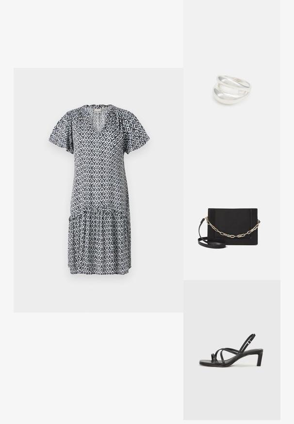 Korte ærmer blå og hvid mønstret kjole med V-udskæring, flæsehem og geometriske designs. Let stof, afslappet pasform.; Sort remsandale med firkantet tå og en lav blokeret hæl. Har flere tynde stropper og en justerbar ankelrem. Fremstillet af glat læder.; Sort læder crossbody taske med en glat tekstur, rektangulær form og en metallisk kæde detalje foran. Justerbar skulderrem inkluderet.; Sølvring med dobbeltbånd og en glat, poleret overflade. Den har et flydende, buet design med overlappende sektioner for et moderne udtryk.