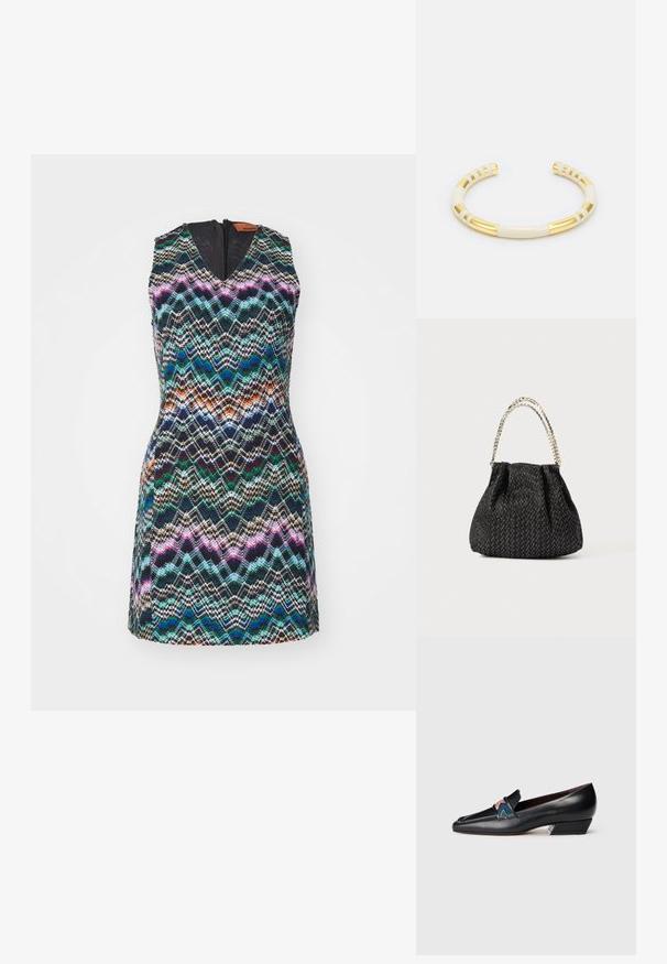 Beznių rankovių suknelė, turinti daugiatonių zigzagų raštą mėlynos, žalios, rožinės ir juodos spalvų. Ji turi V formos iškirptę ir užsegimą nugaros zipsu.; Juodų odinių batų su žema pakulne, smailiu nosiu ir spalvingomis raštuotomis detalėmis juostelėje, nuotrauka ant baltos fono.; Juodas tekstūruotas rankinukas su zigzago raštu, supintomis detalių ir metaline grandinės rankena. Minkšta medžiaga suteikia elegantišką išvaizdą.; Aukso ir kremas apyrankė su lygiu, vamzdiniu dizainu, kuriame dera tekstūruoti aukso akcentai ir dryžuoti raštai.