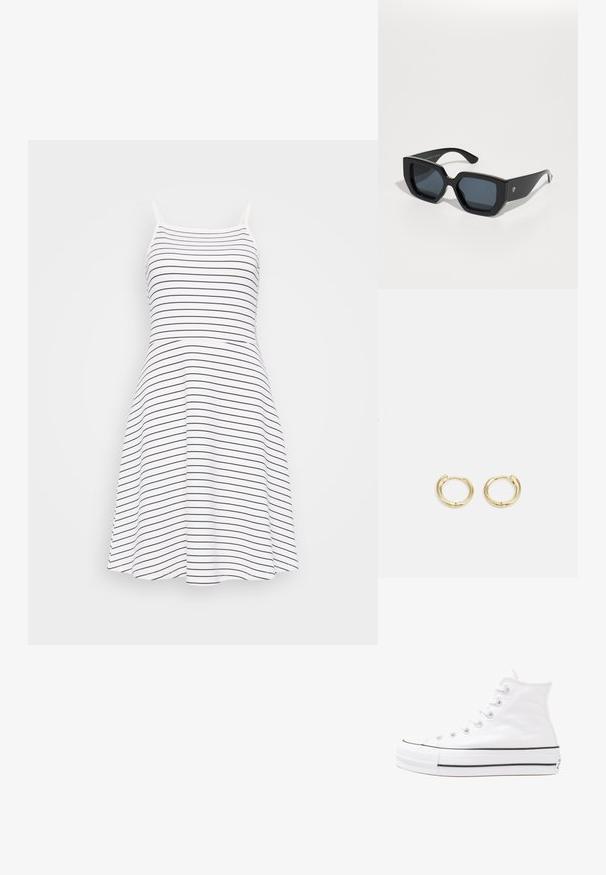 Gestreepte mouwloze jurk in wit en marineblauw. Een nauwsluitende lijfje gaat over in een uitlopende rok. Gemaakt van zachte, lichte stof.; Witte high-top canvas sneakers met een zwarte rubberen zool, een rubberen neuskap aan de voorkant en zes gaatjes voor veters, met een schone, minimalistische uitstraling.; Zwarte oversized zonnebril met een geometrisch ontwerp, rechthoekige lenzen en een glanzende afwerking. Geen zichtbare branding aan de voorkant.; Gouden hoepel oorbellen met een gladde, ronde vorm. Voorzien van een kleine scharnierluiting, lichte uitstraling en een gepolijste afwerking.