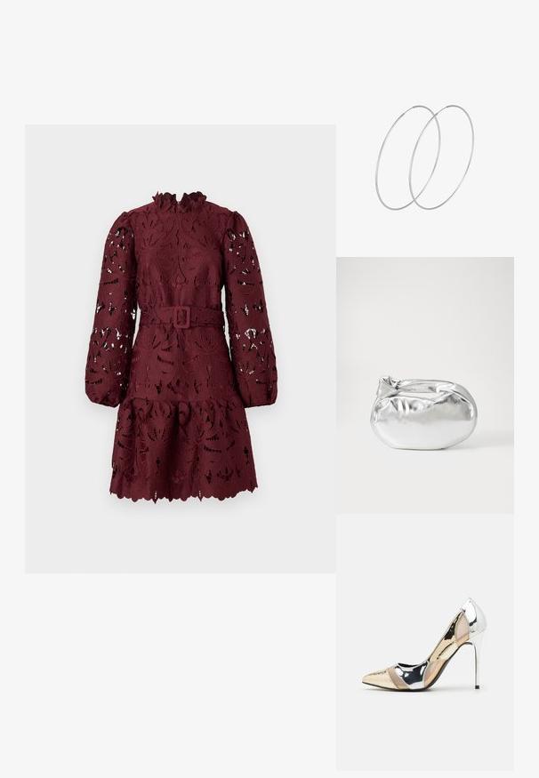 Burgundy spetsklänning med volangkrage, långa ärmar, bälte vid midjan och en utsvängd kjol med blommiga utskärningar.; Spetsig tå högklackad sko med en färgpalett av silver, guld och nude. Glansig yta med utskärningsdesign, utrustad med en stilettklack.; Silverfärgad metallisk påse med en mjuk, rundad form och en knutstängning upptill. Tillverkad av ett mjukt material i konstläder.; Silverfärgade hoopörhängen med en minimalistisk design. Cirkulär form, slät yta och tunn profil. Lätta med en polerad finish.