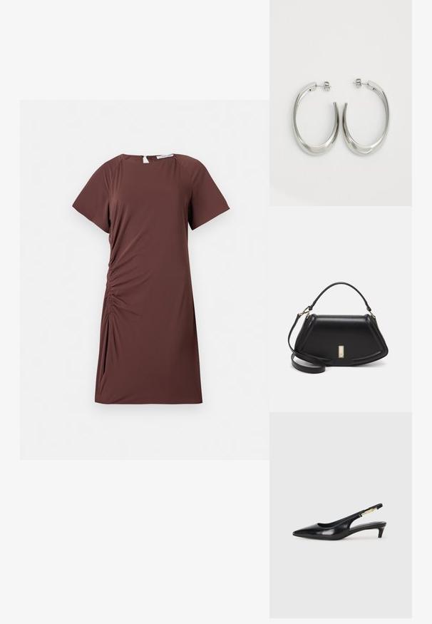 Smeđi haljina kratkih rukava od lagane tkanine s okruglim izrezom i naboranim detaljem sa strane, koji stvara prilagođeni oblik.; Crne kožne sandale s petom, s izduženim vrhom, imaju usku petu i zlatni akcent na podesivoj traci. Glatka tekstura.; Crna kožna torba s strukturiranim dizajnom, s krojenim oblikom, gornjom drškom i zlatnim detaljima. Uključena je podesiva ramena traka.; Srebrne kružne naušnice s glatkim, zakrivljenim dizajnom. Imaju sjajnu metalnu završnu obradu i kopču na tipku. Nema vidljivih uzoraka ili ukrasa.