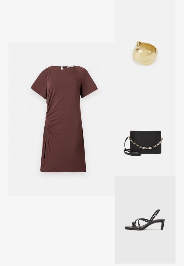 Ruda, trumpomis rankovėmis suknelė iš lengvos medžiagos, su apvalia iškirpte ir susikaupusia šonine detale, kuri sukuria prigludusį siluetą.; Juodi šlepetės su kvadratiniu pirštu ir žemu bloku kulnu. Yra keli ploni dirželiai ir reguliuojamas kulkšnies diržas. Pagaminti iš lygios odos.; Juodas odinis per petį nešiojamas krepšys turi lygų paviršių, stačiakampio formą ir metalinę grandinėlę priekyje. Pridedama reguliuojama dirželis.; Auksinės spalvos žiedas su lygiu, sukamu dizainu. Yra poliruotas paviršius ir suapvalinti kraštai, sukuriantys vientisą, sklandžią formą.