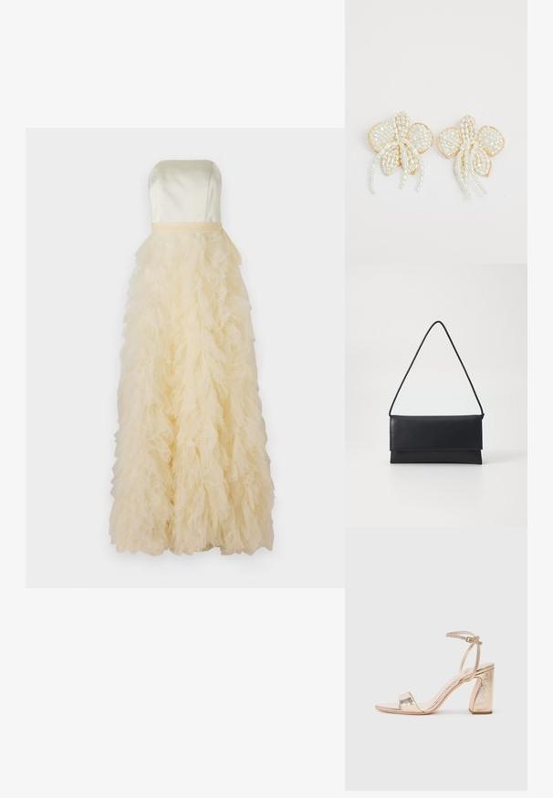 Trägerloses Kleid aus blassgelbem Satin, mit einem Rock aus gerafftem Tüll und geschichteter Textur, der eine voluminöse, fließende Silhouette kreiert.; Goldfarbene, metallische High-Heelsandalen mit einem breiten Riemen über den Zehen, einem verstellbaren Knöchelriemen und einem strukturierten Blockabsatz.; Loeffler Randall CHARLEE FLAP  - Clutch - black; Perlenblumenohrringe mit goldenen Akzenten. Jedes Blatt ist mit kleinen, runden Perlen in einem floralen Design angeordnet, ergänzt durch herabhängende Perlendetails.