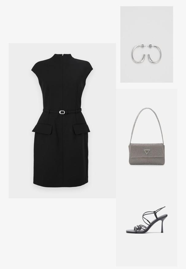 Schwarzes, tailliertes Kleid mit hohem Kragen, kurzen Ärmeln, einem Gürtel in der Taille und zwei vorderen Taschen. Hergestellt aus glattem Stoff mit einer maßgeschneiderten Silhouette.; Schwarze, hochhackige Sandalen mit dünnen Riemen und einem geknoteten Design, einer glatten, rechteckigen Zehenpartie und einem eleganten Stiletto-Absatz.; Hellegraue metallische Handtasche mit einer Kettenriemen, verziert mit kleinen kreisförmigen metallic Nieten und einem dreieckigen Markenlogo.; Silberne Creolen mit einer glatten, glänzenden Oberfläche. Abgerundete Form, leichtes Design, mit einer Steckverschluss.