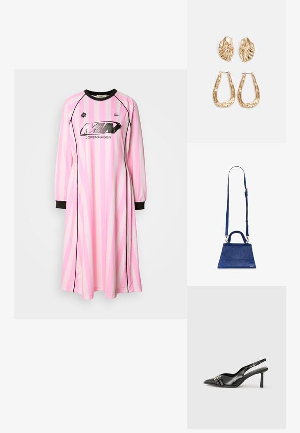 Gara piedurkne kleita gaiši rozā krāsā ar tumšāku rozā un baltām vertikālām svītrām, ar melnu apaļo apkakli un melnām aprocēm. Logo attēlots priekšpusē.; Melnā patentēta ādas sandale ar norādītu purngalu, potītes siksniņām ar sudraba sprādzēm un aparatūru, kā arī smalku papēdi.; Zila mākslīgā ādas rokassomiņa ar trīsstūrveida formu, augšējo rokturi un regulējamā plecu siksnu. Tam ir gluda tekstūra un priekšējā atloka detaļa.; Zelta krāsas auskari ar teksturētām, viļņotām formām. Iekļauts skulpturāls piespraužams modelis un atvērta gredzenveida konstrukcija ar izsistām virsmām.